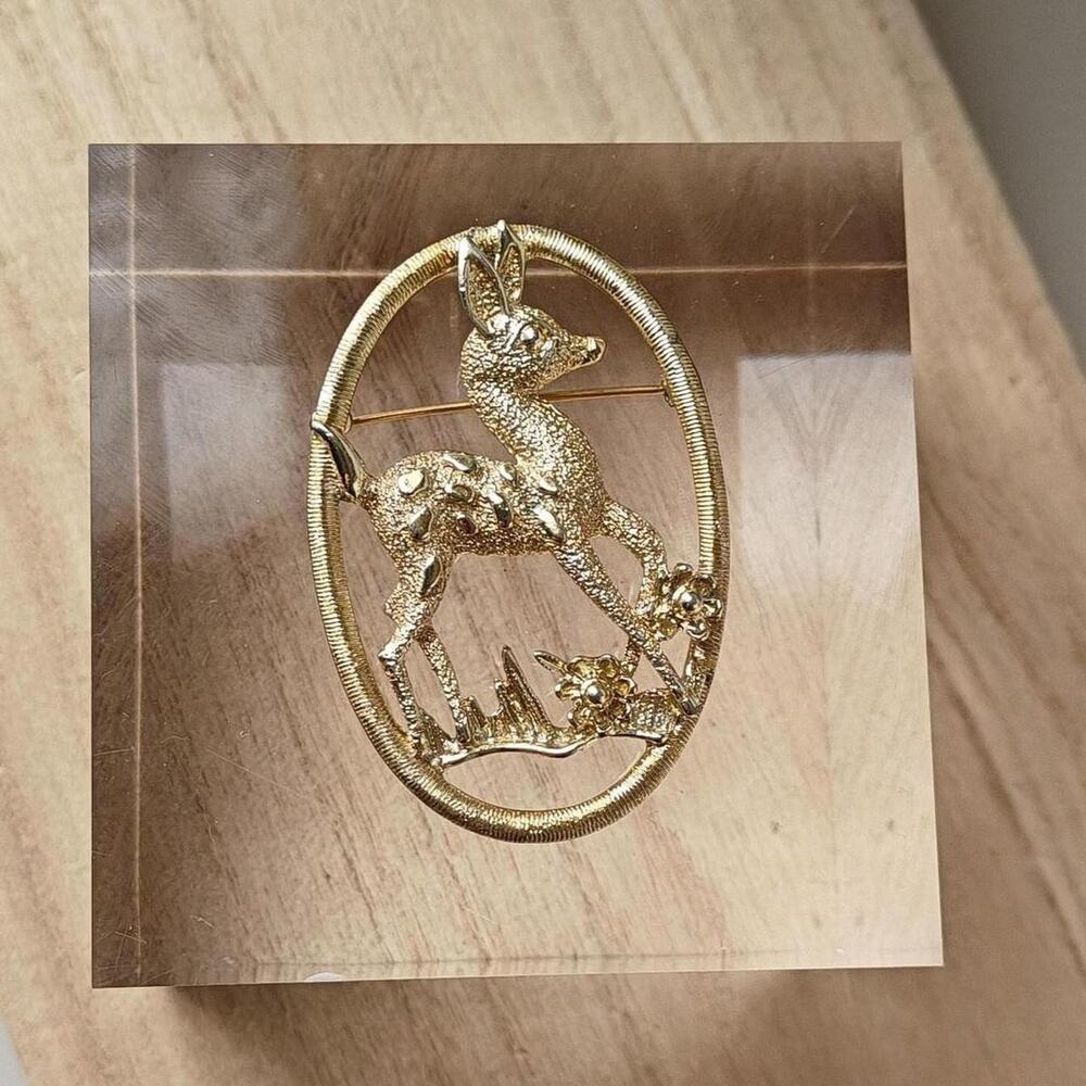 Vintage signed Sarah Coventry gold tone oval deer brooch
